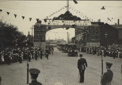 Visit of George V and Queen Mary: passing under the cotton arch, Stanley Street, Preston