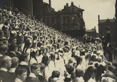 Visit of George V and Queen Mary: school children on the library steps, Market Place, Preston