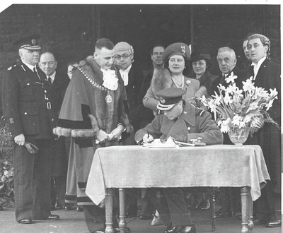 King George VI signs the Visitor's Book, Burnley