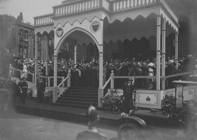 Visit of George V and Queen Mary: presentations, Town Hall, Market Place, Preston