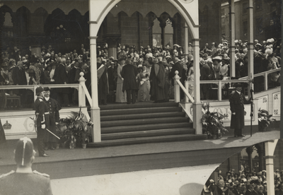 Visit of George V and Queen Mary: listening to the singing, Town Hall, Market Place, Preston