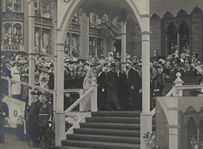 Visit of George V and Queen Mary: on the Town Hall steps, Market Place, Preston