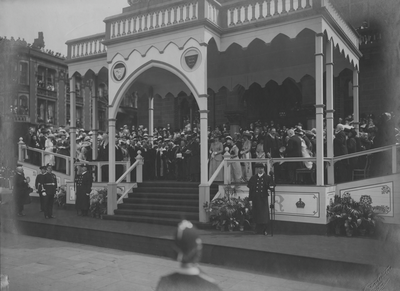 Visit of George V and Queen Mary: listening to the singing, Town Hall, Market Place, Preston