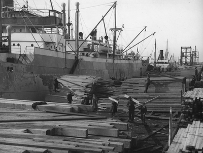 Unloading timber, Preston Dock, Preston