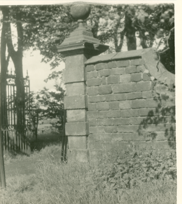 Emmott Hall gates, Laneshawbridge