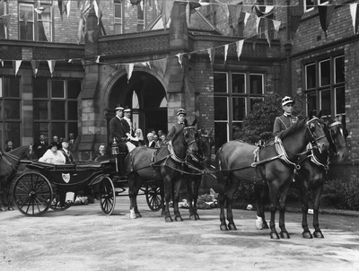 Guild Mayor's carriage outside the Park Hotel, Preston