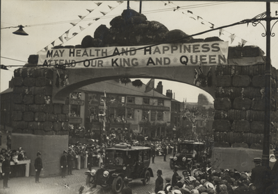 Visit of George V and Queen Mary: passing under the cotton arch, Stanley Street, Preston