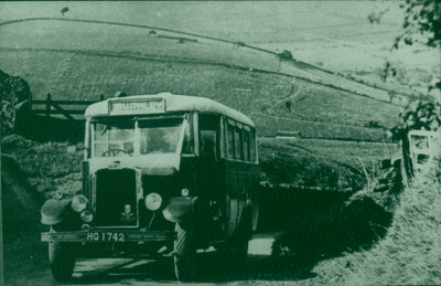 Bus approaching Newchurch from Barley