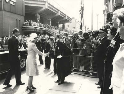The Queen arriving at the Town Hall, Lancaster Road, Preston