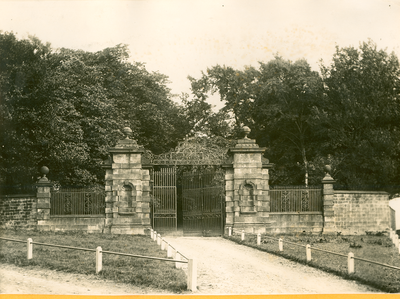 Emmott Hall gateway, Laneshawbridge